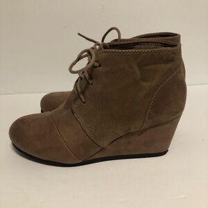 UNR8ED Womens Brown Wedged Ankle Bootie Lace Up Size 8M